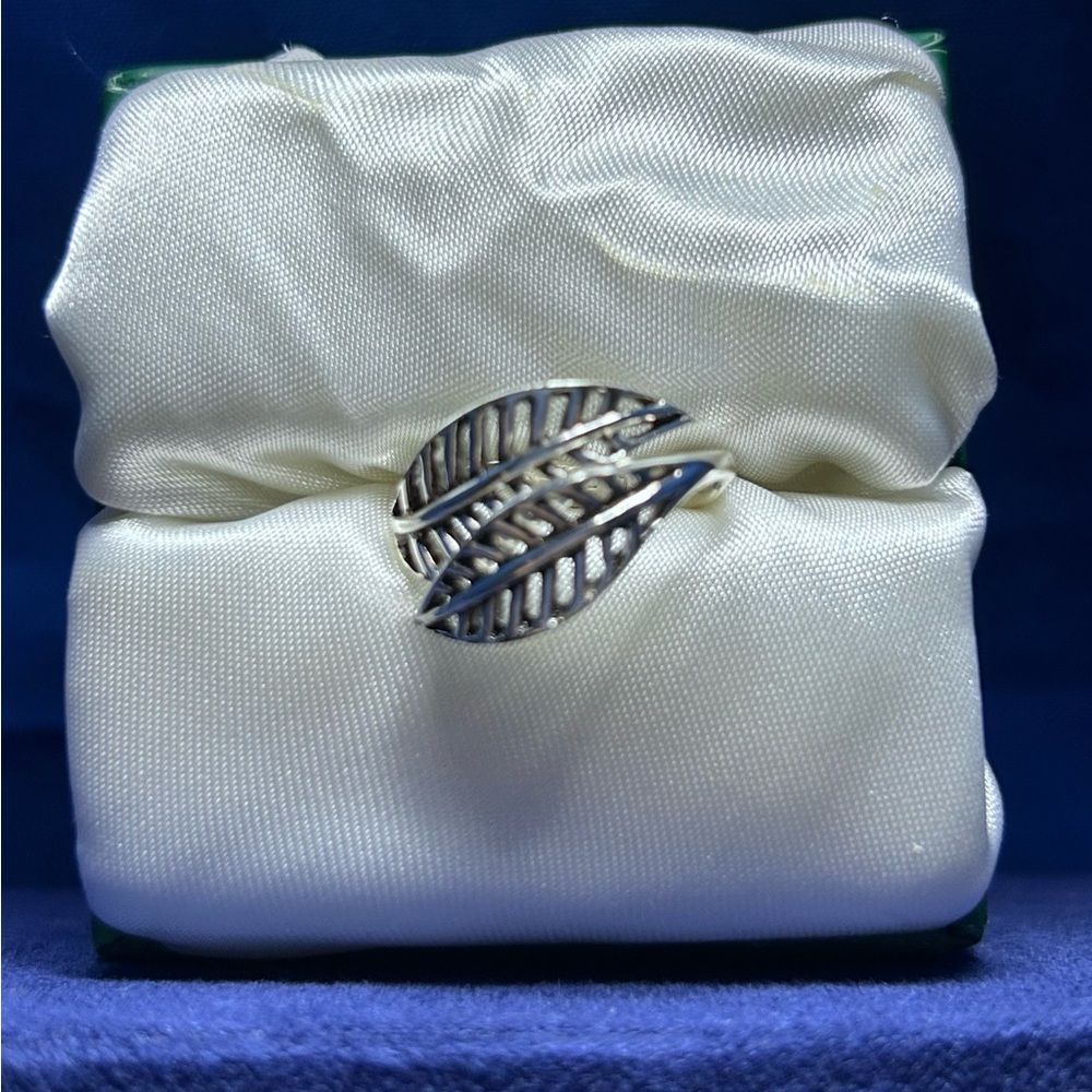 Sterling Silver Leaf Design Women's Ring - Silver